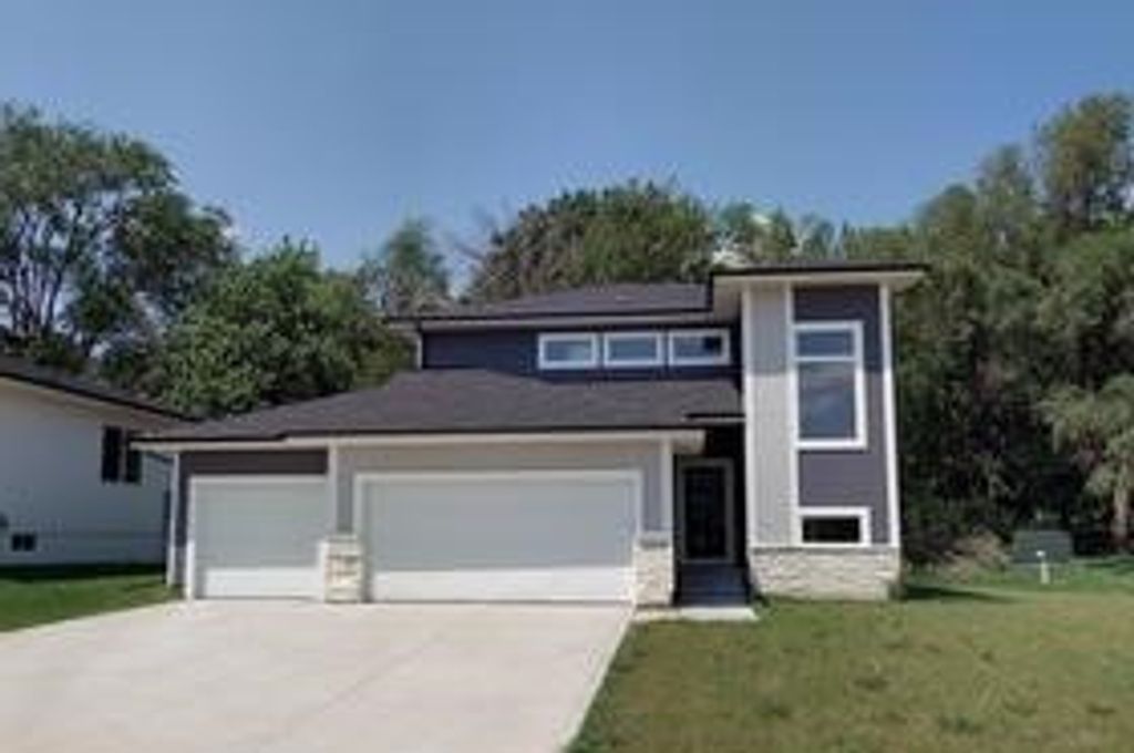 10009 Powell Avenue, Johnston, IA 50131