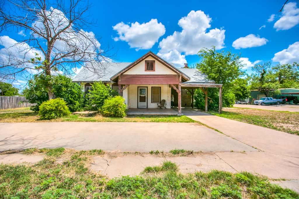 Image 1 of property listing at 600 N 4th St, Ballinger, TX 76821