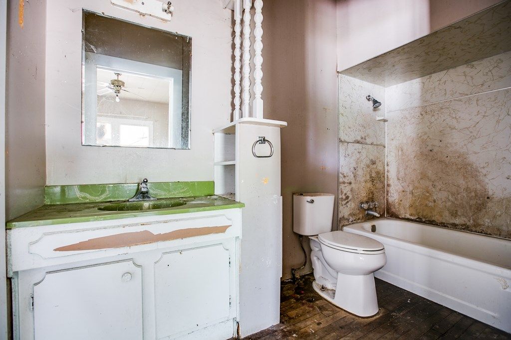 Image 10 of property listing at 600 N 4th St, Ballinger, TX 76821