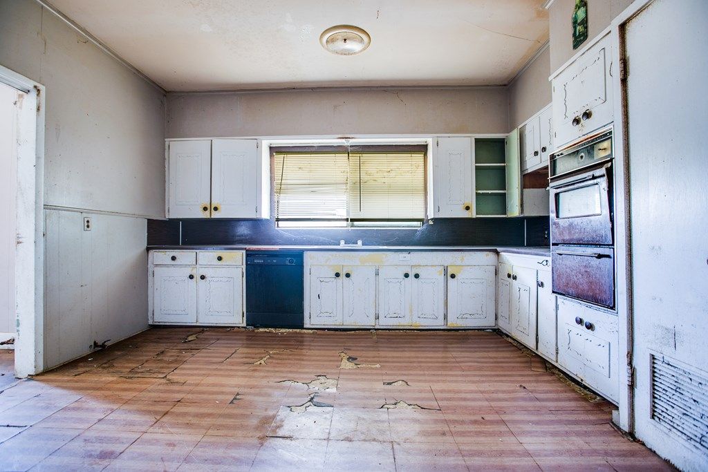 Image 7 of property listing at 600 N 4th St, Ballinger, TX 76821