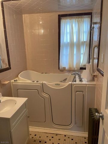 128 Boyden Ave B, Maplewood Twp., NJ 07040