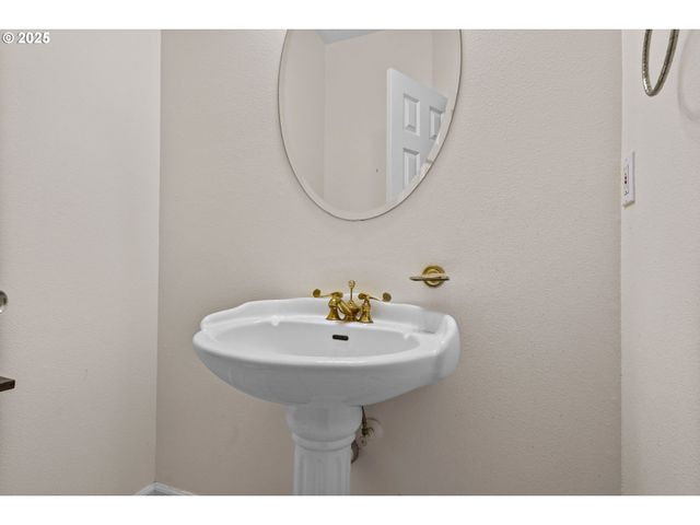 610 HOLLY Ave, Cottage Grove, OR 97424