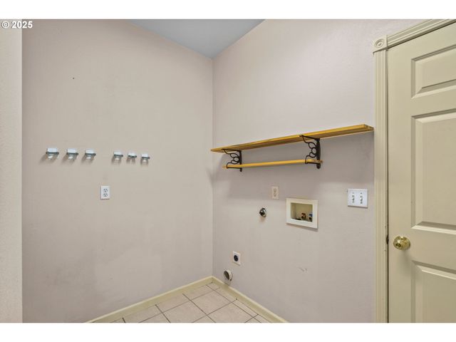 610 HOLLY Ave, Cottage Grove, OR 97424