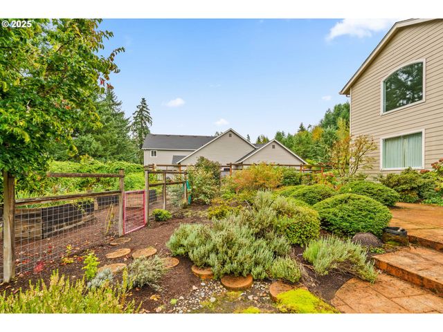 610 HOLLY Ave, Cottage Grove, OR 97424