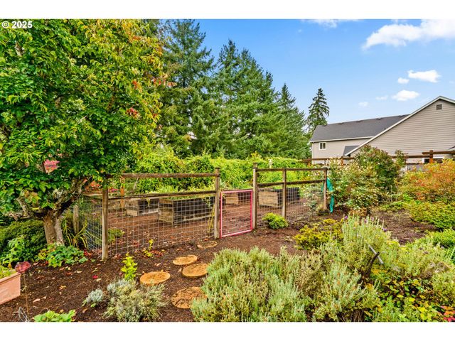 610 HOLLY Ave, Cottage Grove, OR 97424