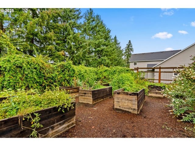 610 HOLLY Ave, Cottage Grove, OR 97424