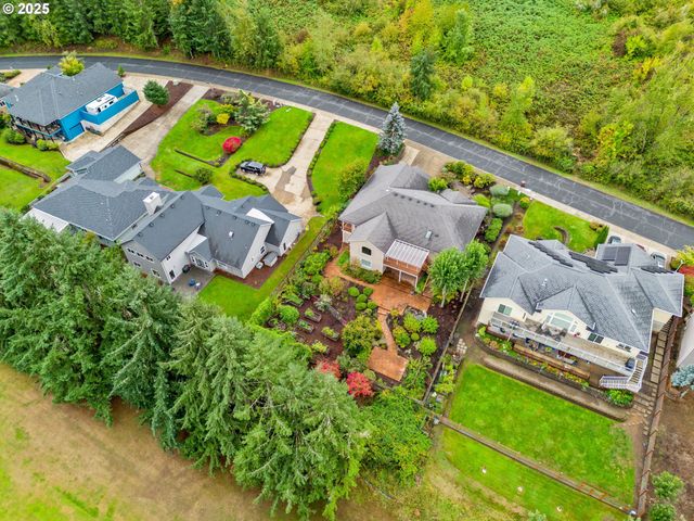 610 HOLLY Ave, Cottage Grove, OR 97424