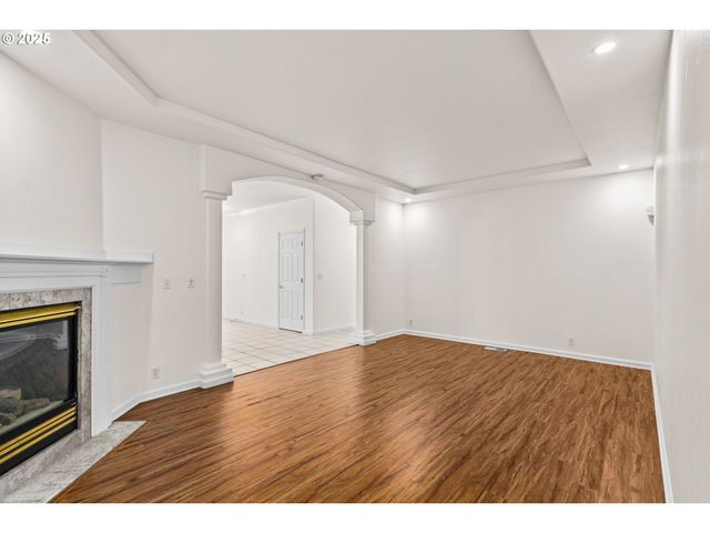 610 HOLLY Ave, Cottage Grove, OR 97424