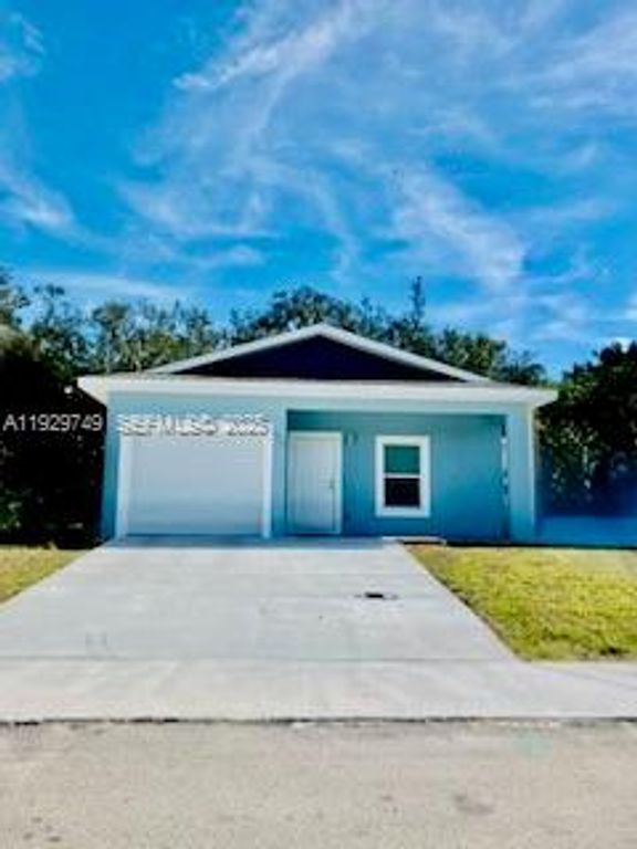 Image 1 of property listing at 1418 Las Villas Blvd, Sebring, FL 33870