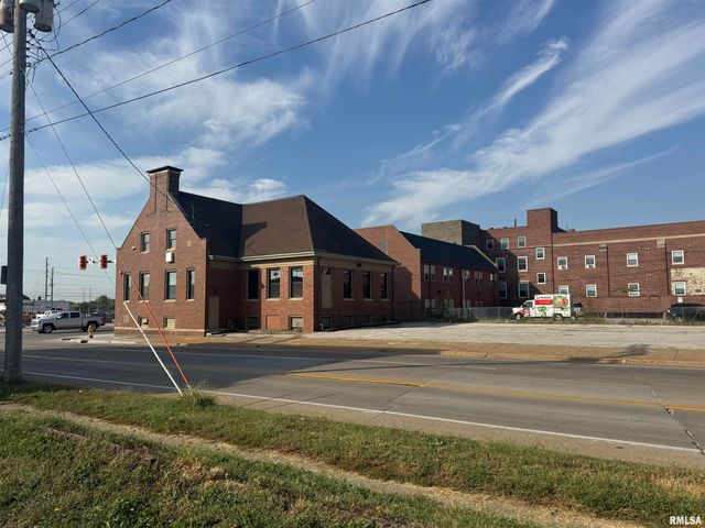 1202 W 3RD Street, Davenport, IA 52802