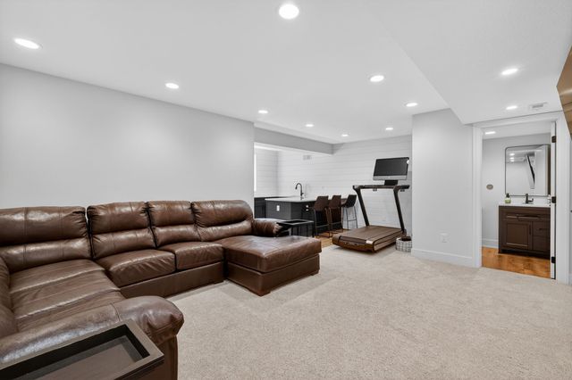 9114 S 91st Court, West Des Moines, IA 50266