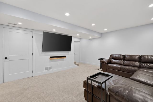 9114 S 91st Court, West Des Moines, IA 50266