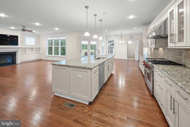 217 PLEASANT ST SW, Vienna, VA 22180