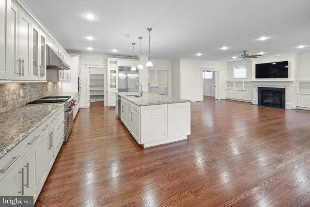 217 PLEASANT ST SW, Vienna, VA 22180