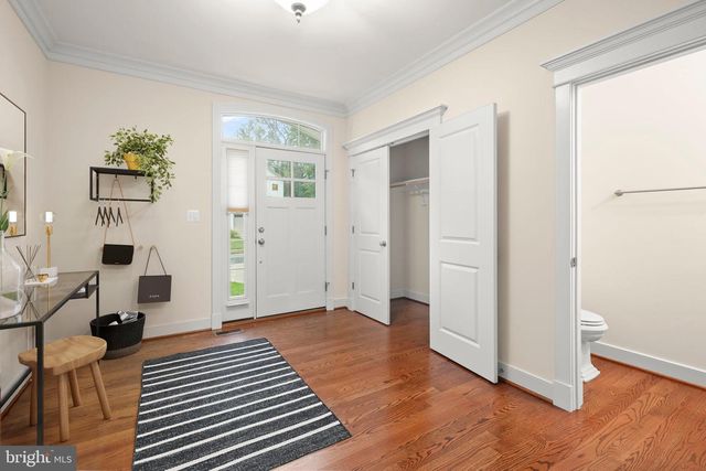 217 PLEASANT ST SW, Vienna, VA 22180