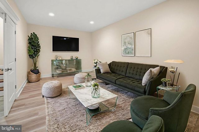 217 PLEASANT ST SW, Vienna, VA 22180