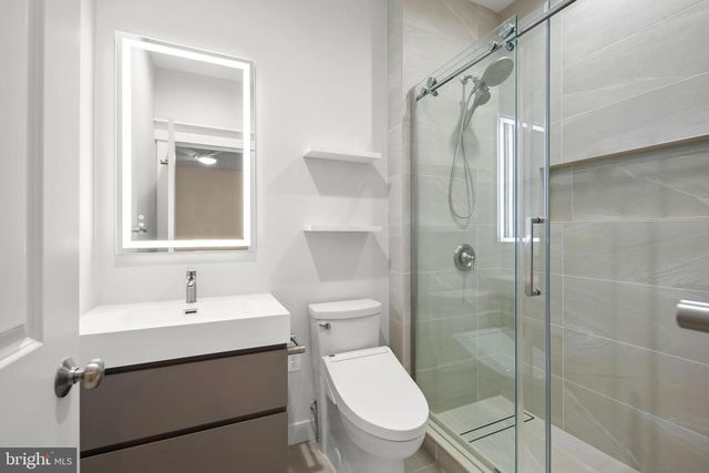 217 PLEASANT ST SW, Vienna, VA 22180