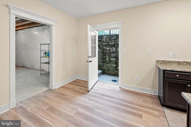 217 PLEASANT ST SW, Vienna, VA 22180