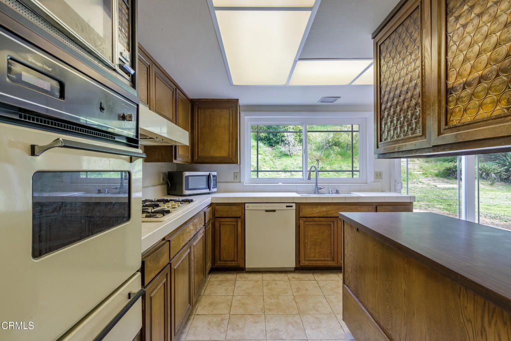 Image 10 of property listing at 5991 Canon Court, Ventura, CA 93003