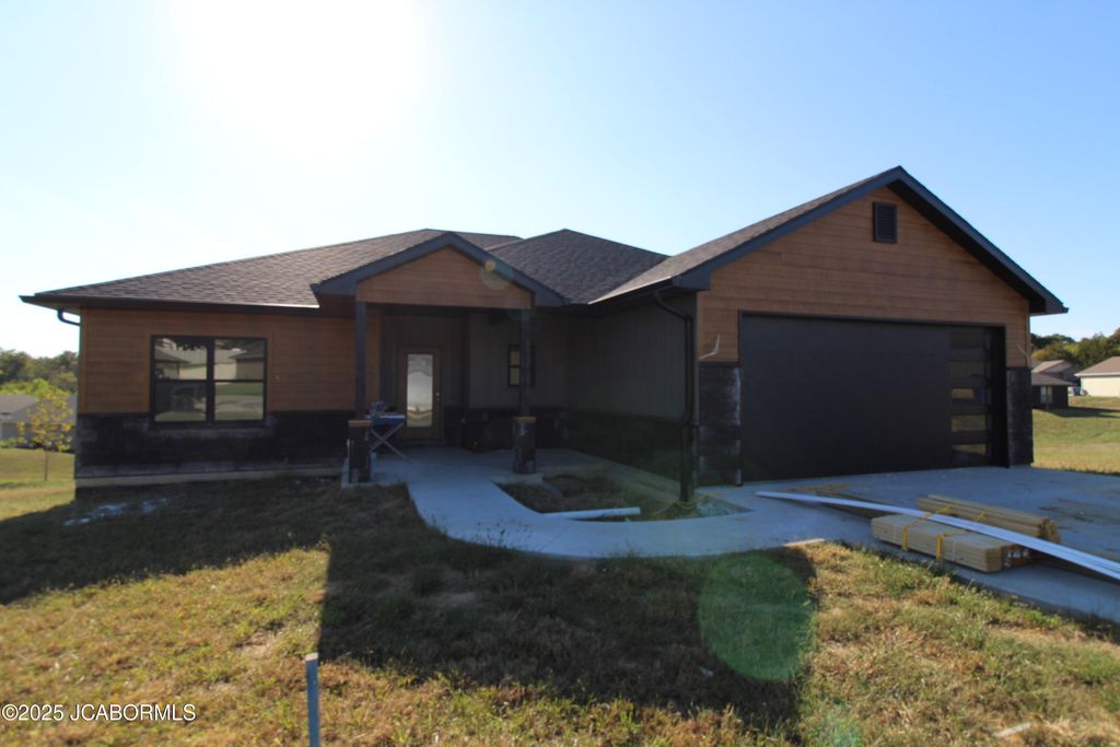 435 DOVER COURT, Holts Summit, MO 65043