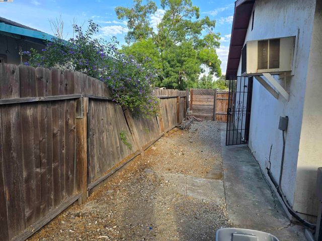 6933 Kermit Ln, Stockton, CA 95207