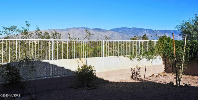 9505 S Quiet Dove Drive, Tucson, AZ 85747