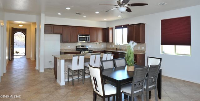 9505 S Quiet Dove Drive, Tucson, AZ 85747