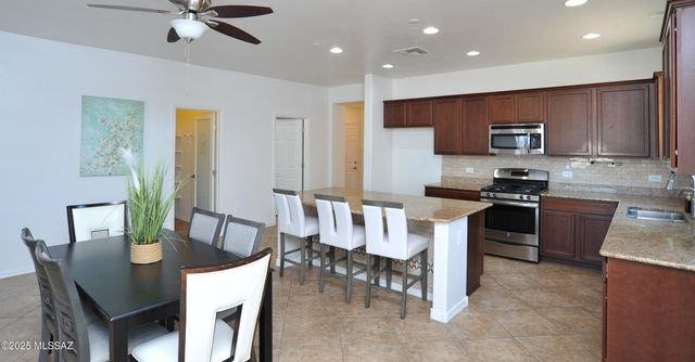 9505 S Quiet Dove Drive, Tucson, AZ 85747