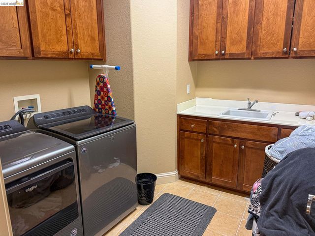4033 Hopkins Ln, Modesto, CA 95356