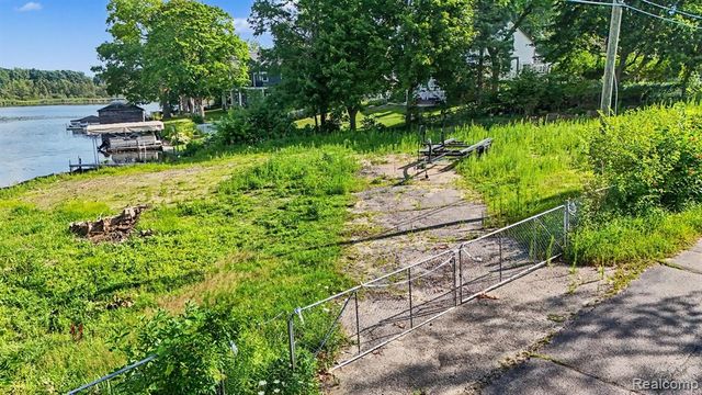 4190 Meyers Road, Waterford, MI 48329