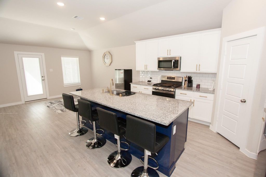 2472 Saddlecreek, Alvin, TX 77511