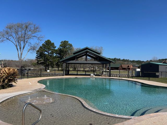 7 Wildwood Lake Drive, Huntsville, TX 77340