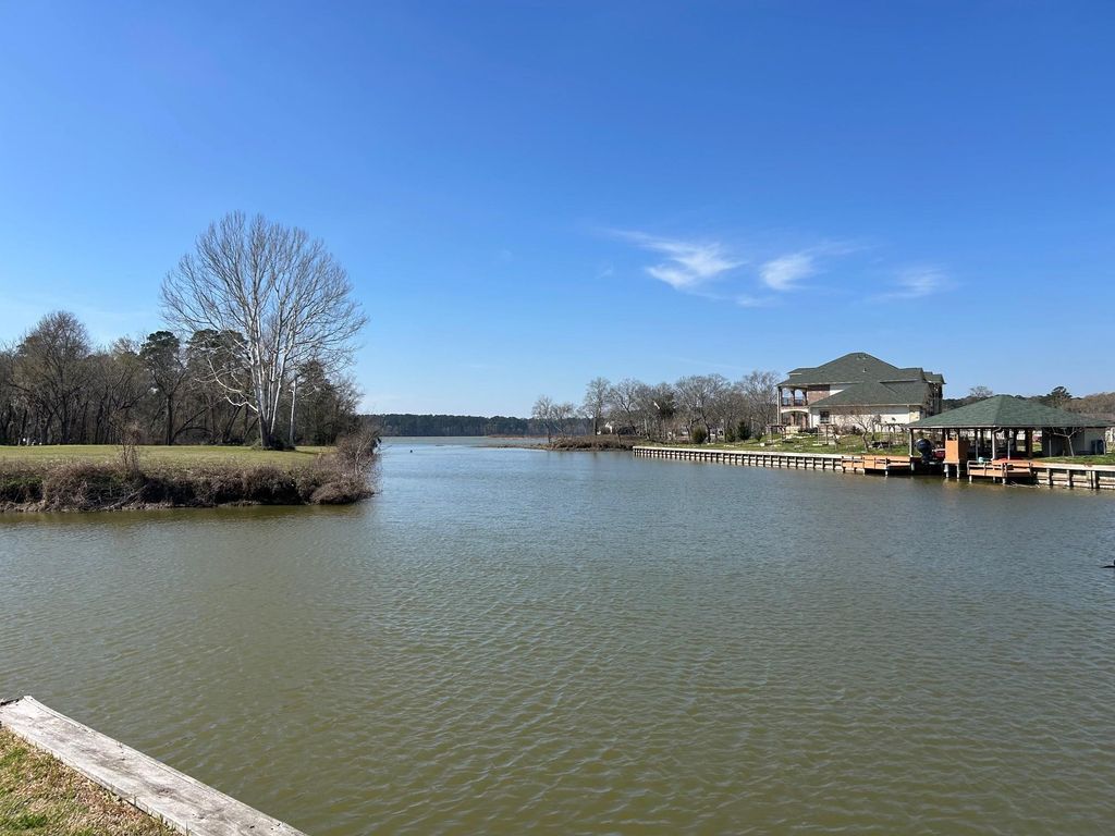 7 Wildwood Lake Drive, Huntsville, TX 77340