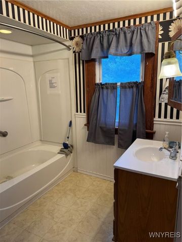 6773 Akron Road, Lockport Town, NY 14094