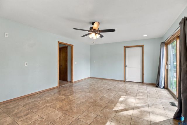 1512 S Judy Ave Avenue, Sioux Falls, SD 57103