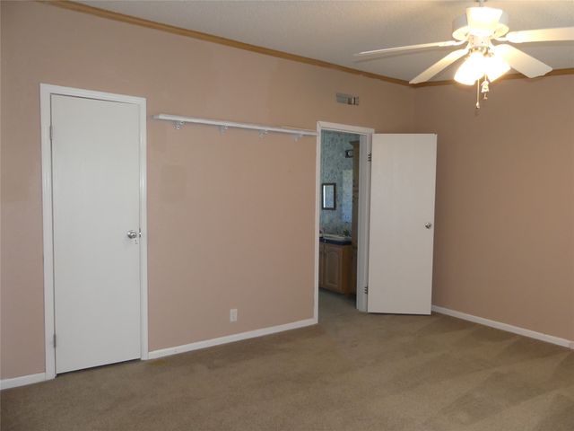 422 Hutchinson Street, Bowie, TX 76230