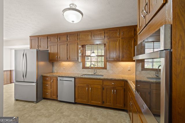 1055 Hunterhill Drive, Roswell, GA 30075