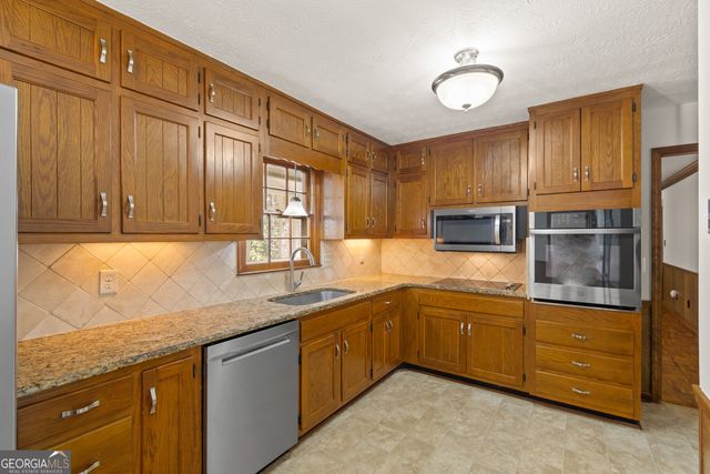 1055 Hunterhill Drive, Roswell, GA 30075