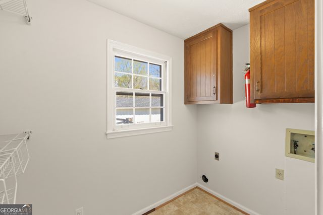 1055 Hunterhill Drive, Roswell, GA 30075