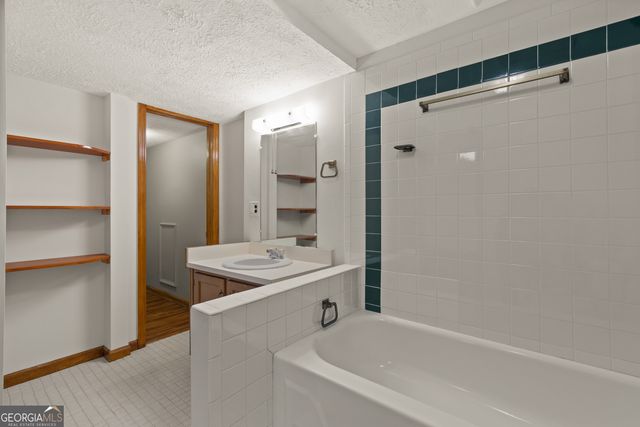 1055 Hunterhill Drive, Roswell, GA 30075