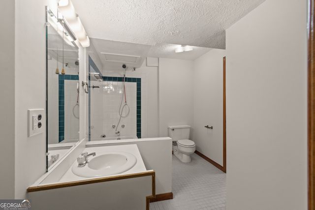 1055 Hunterhill Drive, Roswell, GA 30075