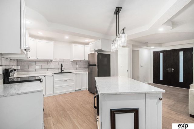 8525 Lafayette Avenue, Omaha, NE 68114