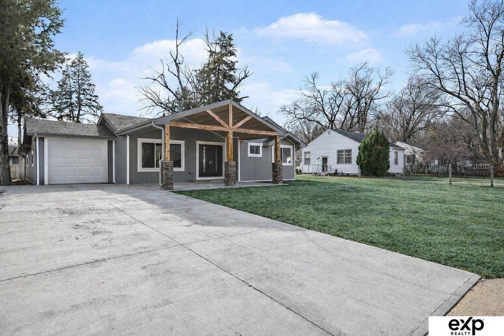 8525 Lafayette Avenue, Omaha, NE 68114