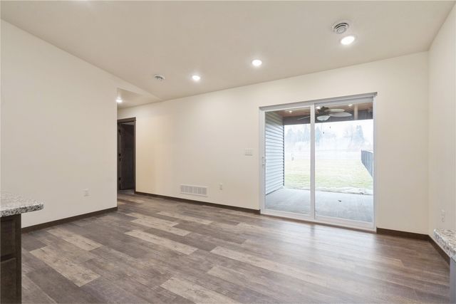 140 Towne Centre Dr, Urbana, IA 52345