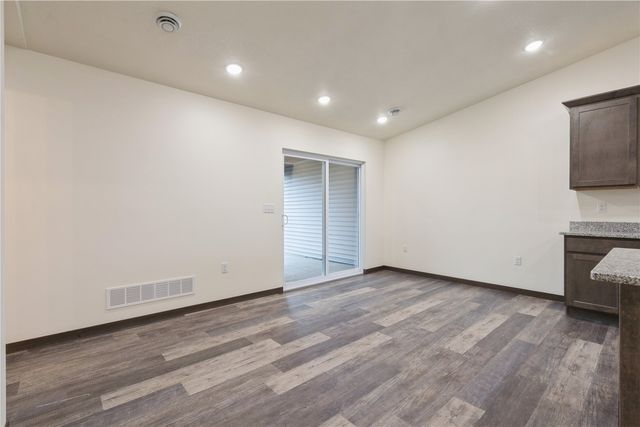 140 Towne Centre Dr, Urbana, IA 52345