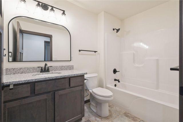 140 Towne Centre Dr, Urbana, IA 52345