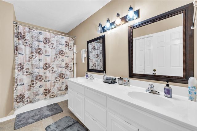 27 N Star Loop, Holiday Island, AR 72631