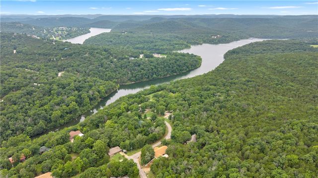 27 N Star Loop, Holiday Island, AR 72631