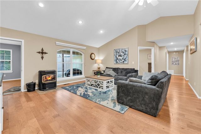 27 N Star Loop, Holiday Island, AR 72631
