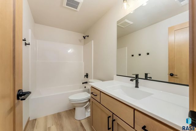 2025 S Sonoma Pl Place, Sioux Falls, SD 57106